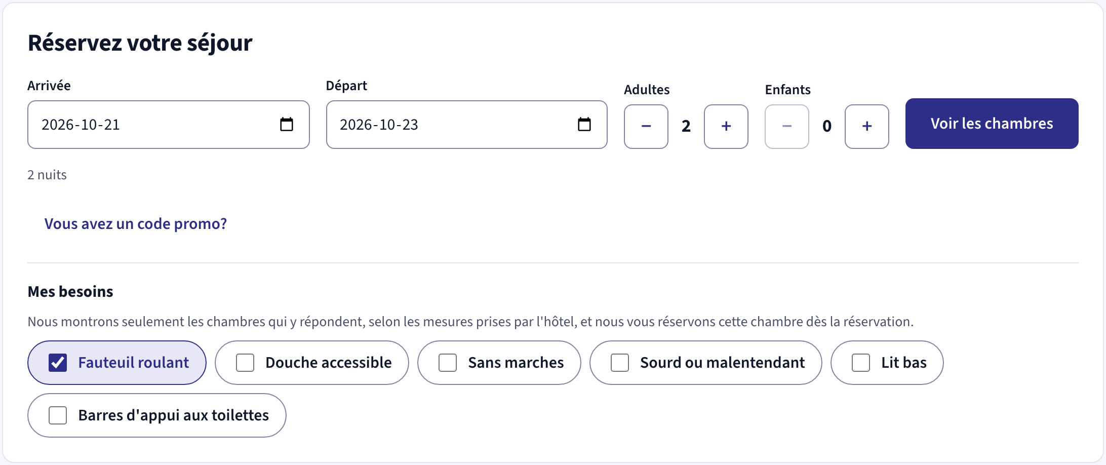 La recherche de la page de réservation : dates d’arrivée et de départ, adultes et enfants, et Mes besoins, avec Utilisateur de fauteuil roulant coché et, au choix, douche accessible, sans marches, sourd ou malentendant, lit bas et barres d’appui à la toilette.