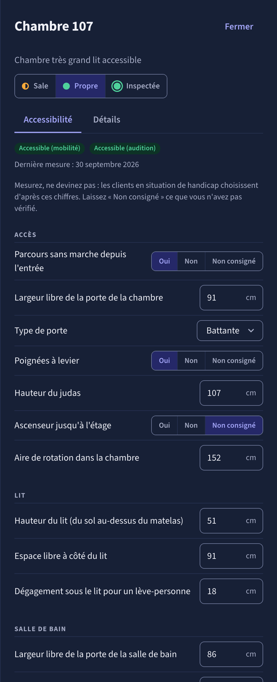 La chambre 107 dans l’application, onglet Accessibilité : parcours sans marche depuis l’entrée, largeur libre de la porte 91 cm, poignées à levier, aire de rotation 152 cm, hauteur du lit 51 cm, espace libre à côté du lit 91 cm, porte de la salle de bain 86 cm.
